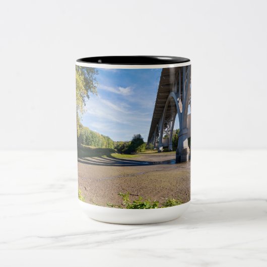 フォートスネリング公園を通るメンドタ橋 ツートーンマグカップ (中央)