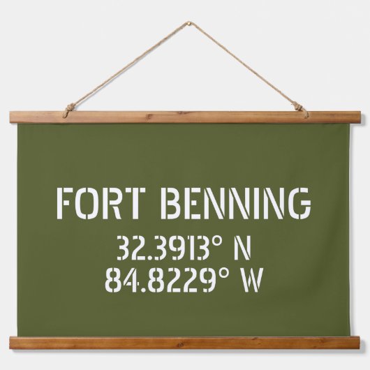 フォートベニング緯度 吊り下げ型タペストリー (正面)