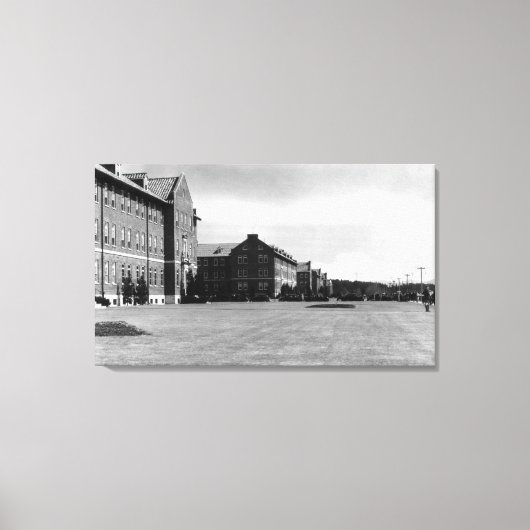 フォートルイス、WA兵舎とレイニエ山の眺め キャンバスプリント (正面)