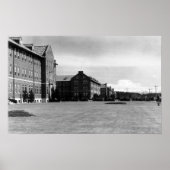 フォートルイス、WA兵舎とレイニエ山の眺め ポスター (正面)