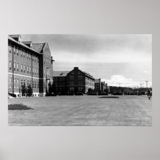 フォートルイス、WA兵舎とレイニエ山の眺め ポスター (正面)