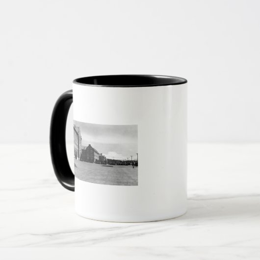 フォートルイス、WA兵舎とレイニエ山の眺め マグカップ (正面左)