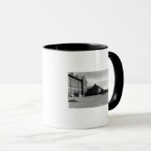 フォートルイス、WA兵舎とレイニエ山の眺め マグカップ (正面右)