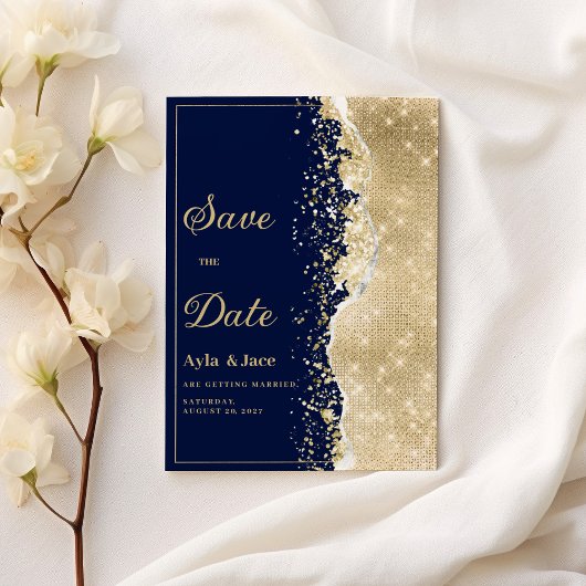 フォーマルな高級感漂うネイビーブルーとゴールドのスパンコールが輝く結婚式のSave the Date 招待状