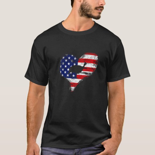 フォールバードアメリカ国旗ハートアメリカ愛国的プライド Tシャツ (正面)