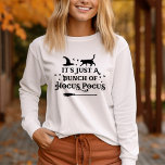 フカスポカスハロウィーン引用文ウィメンズ Tシャツ<br><div class="desc">これ祝でハロウィーン"それは単にホカスポカスの束だ"魔女引用文の長い袖グラフィックTシャツの長い袖。装飾タイポグラフィレタリングは、不気味な巻物、キラキラ輝く星、魔女の帽子、黒猫、魔女の眉でアクセントを与える。黒の配色を変更できる。</div>