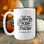 フカスポカスハロウィーン コーヒーマグカップ<br><div class="desc">コーヒーカップに印刷されたことわざ「Hocus pocus,  I need wines to focus (or strong coffee)」、女性や男性のためのハロウィーンのためのおもしろい。</div>