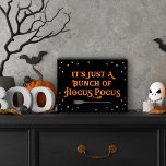 フカスポカスブラックアンドオレンジハロウィーン引用文 ウッドボックスサイン<br><div class="desc">このハロウィーンで自宅の魔法を醸造する"それは単にホカスポカスの束だ"魔女の引用文ウッドプラーク卓上看板。装飾タイポグラフィレタリングは、不気味な巻物、キラキラした星、魔女の眉でアクセントになっている。黒とオレンジの配色を変更できる。</div>