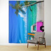 フクシアピンクのバンとサーフボードがあるビーチの風景 タペストリー (インサイチュ)