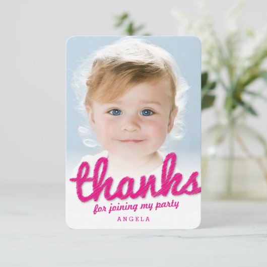 フクシアピンクの大きなスケッチありがとう子供の誕生日写真 サンキューカード (スタンド正面)