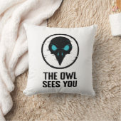 フクロウがあなたを見る – キラキラ目ホラーシャツ – 白 クッション (ブランケット)