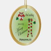 フクロウがクリスマスのお祝いのオーナメント セラミックオーナメント (右)