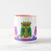 フクロウが付いているかわいい漫画のマグ ツートーンマグカップ (中央)