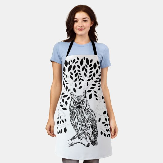 フクロウが暗い下に座葉る エプロン (着用した状態)