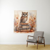 フクロウが本の山に隠れる秋 タペストリー (インサイチュ)