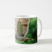 フクロウが飛んでいる間 コーヒーマグカップ (正面右)