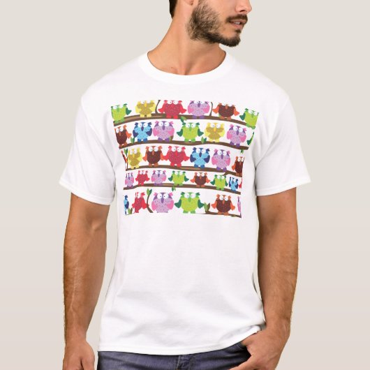 フクロウのおもしろい枝上の模様 Tシャツ (正面)
