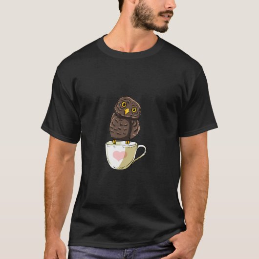 フクロウのカップコーヒー茶おもしろい夜の動物鳥 Tシャツ (正面)