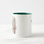 フクロウのコーヒーは呼出しを目覚めます ツートーンマグカップ (中央)