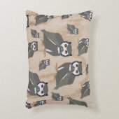 フクロウのパターンと素朴木材 アクセントクッション (正面(垂直))