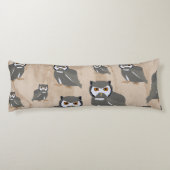 フクロウのパターンと素朴木材 ボディピロー (裏面)