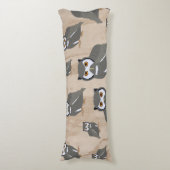 フクロウのパターンと素朴木材 ボディピロー (正面縦)