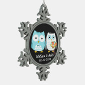 フクロウの新郎新婦のたった今結婚しましたのカップルの新婚者 スノーフレークピューターオーナメント (左)