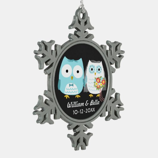 フクロウの新郎新婦のたった今結婚しましたのカップルの新婚者 スノーフレークピューターオーナメント (左)