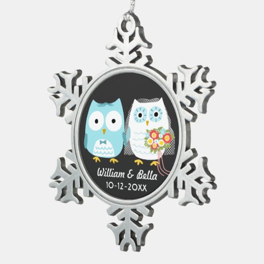フクロウの新郎新婦のたった今結婚しましたのカップルの新婚者 スノーフレークピューターオーナメント (右)
