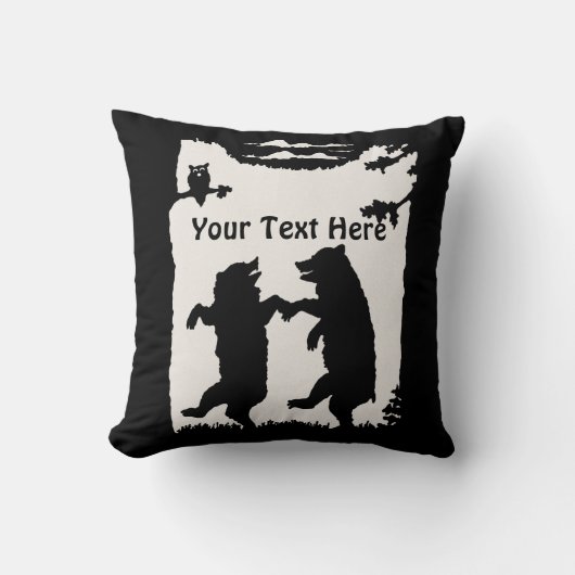 フクロウの木の下に黒いクマの踊り クッション (正面)