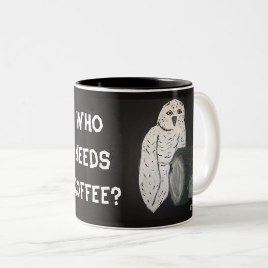 フクロウの木「誰がコーヒーを必要とする」2トーンのコーヒーマグ ツートーンマグカップ (正面右)