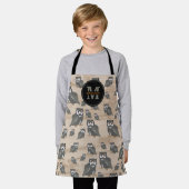 フクロウの柄と木素朴モノグラム エプロン (着用した状態)