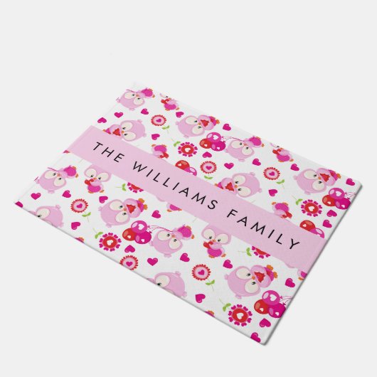 フクロウの柄、かわいいフクロウ、ピンクのフクロウ、お名前 ドアマット (アングル)