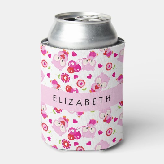 フクロウの柄、かわいいフクロウ、ピンクのフクロウ、お名前 缶クーラー (缶正面)