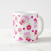 フクロウの柄、かわいいフクロウ、ピンクのフクロウ、ハート ジャンボコーヒーマグカップ (正面右)