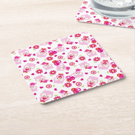 フクロウの柄、かわいいフクロウ、ピンクのフクロウ、ハート スクエアペーパーコースター (アングル)