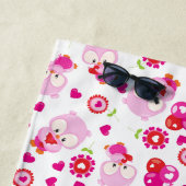 フクロウの柄、かわいいフクロウ、ピンクのフクロウ、ハート ビーチタオル (インサイチュ)