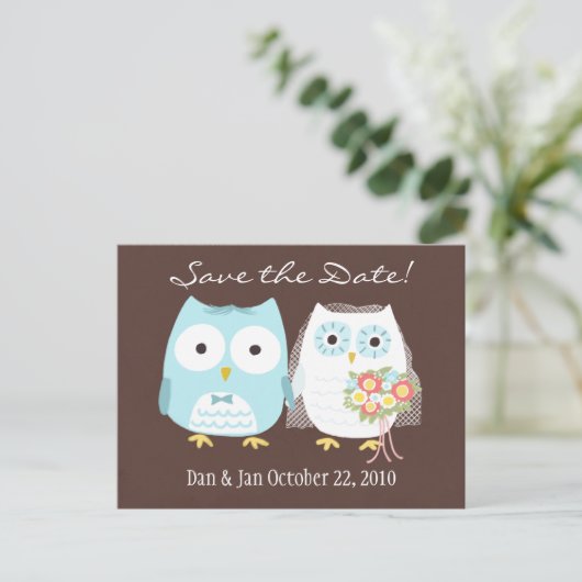 フクロウの結婚式 Save the Date かわいい花嫁と新郎 案内ポストカード (スタンド正面)