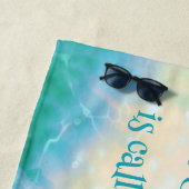 フクロウの花が咲く池に浮く ビーチタオル (インサイチュ)