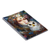 フクロウの超現実的なファンタジーアートの女性 ノートブック (右側)