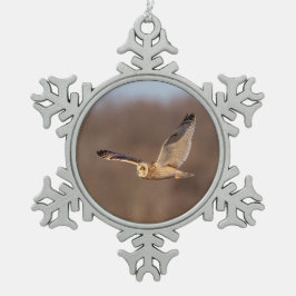 フクロウの飛翔中 スノーフレークピューターオーナメント