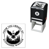 フクロウの飛行する前面図、松の木のライブラリーの本の名前 セルフインキングスタンプ (インサイチュ)