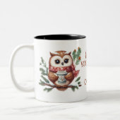 フクロウはコーヒーの冬をテーマにした森の鳥 ツートーンマグカップ (左)