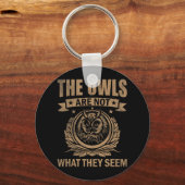 フクロウはフクロウの服装に見えるおもしろいものではない キーホルダー (正面)