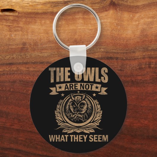フクロウはフクロウの服装に見えるおもしろいものではない キーホルダー (正面)