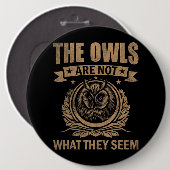 フクロウはフクロウの服装に見えるおもしろいものではない 缶バッジ (正面&裏面)