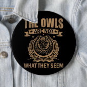 フクロウはフクロウの服装に見えるおもしろいものではない 缶バッジ (インサイチュ)