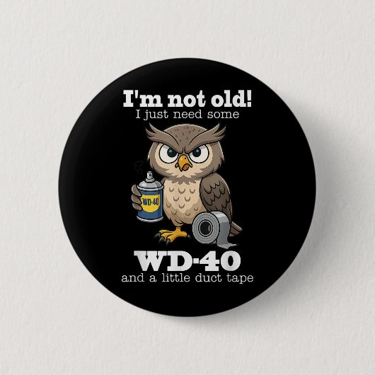 フクロウは私はWd-40 &amp; A Littを必要とする 缶バッジ (正面)