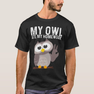 フクロウ子供へムの男の子が夜行鳥を飼う Tシャツ