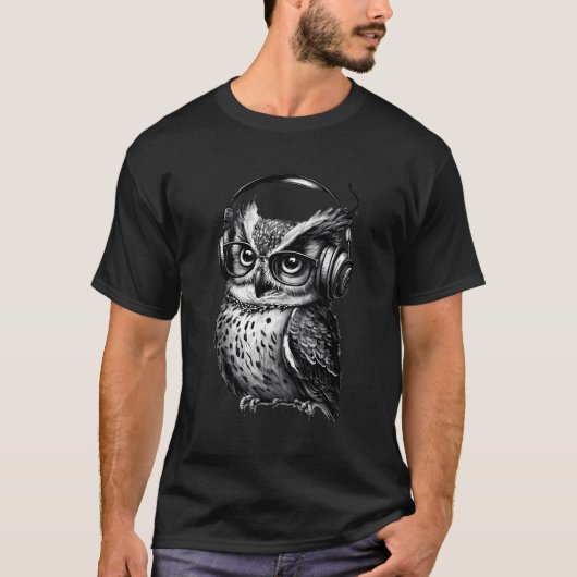 フクロウ愛好家の眼鏡とヘッドフォン付きフクロウ Tシャツ (正面)